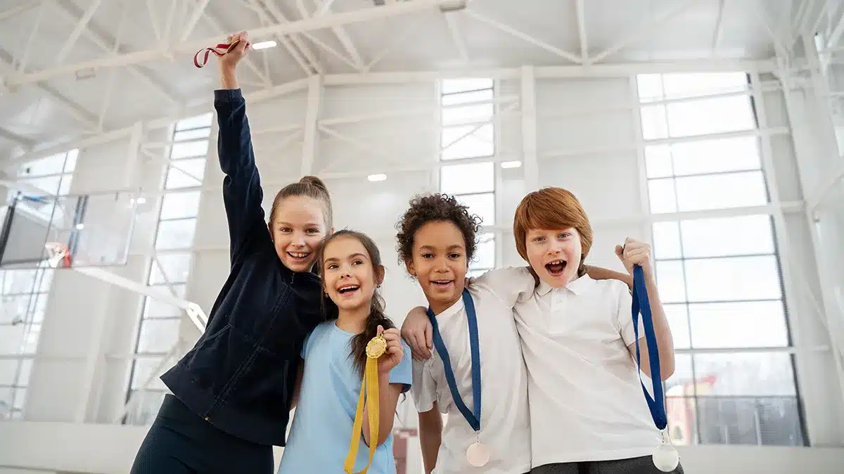 Niños celebrando sus logros gracias al uso de herramientas educativas innovadoras.